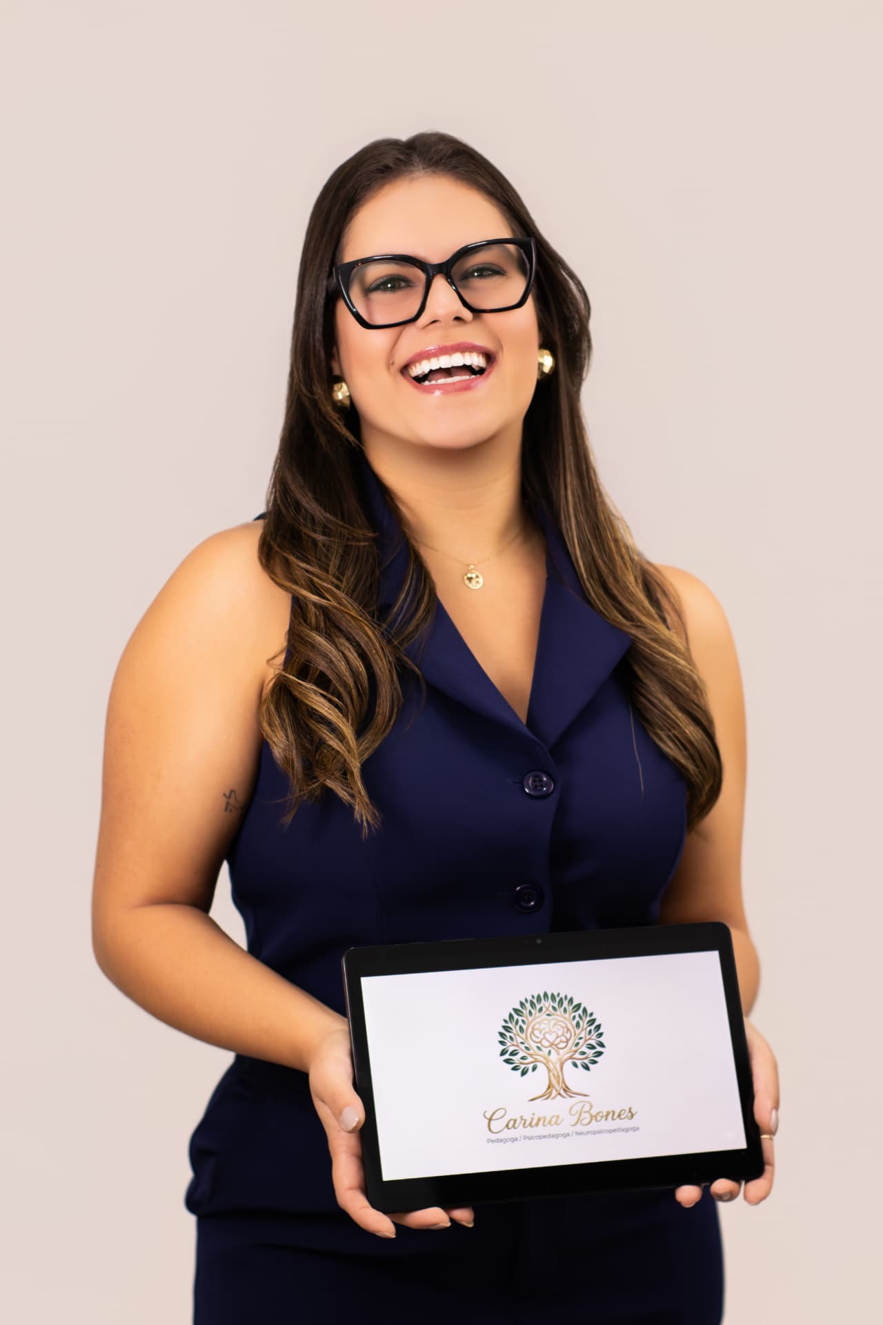 Carina apresentando a identidade visual de seu consultório psicopedagógico
